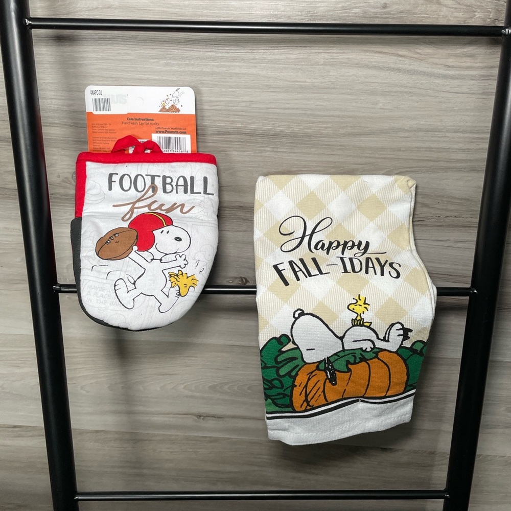 NWT- Peanuts Kitchen Towels and Mini Oven Mitts Set Football - Picture 2 of 2
